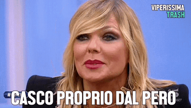 a woman says " casco proprio dal pero " on a tv show