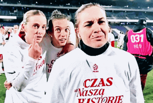 a woman wearing a white shirt that says czas nasz historie