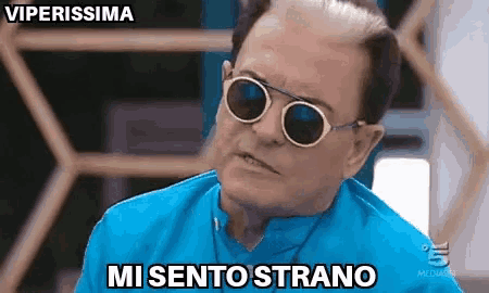 a man wearing sunglasses and a blue shirt is saying mi sento strano