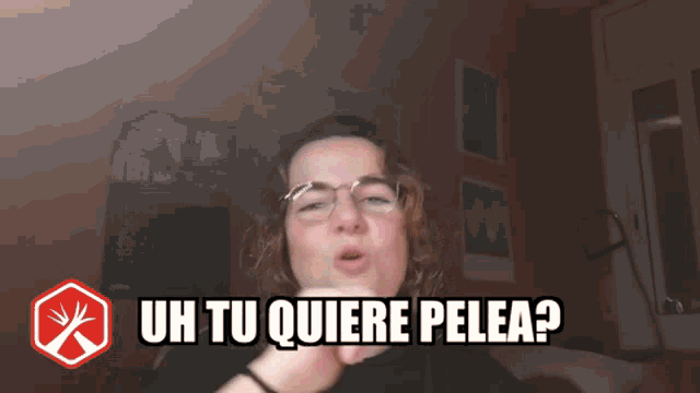 a man wearing glasses and a black shirt says uh tu quiere pelea