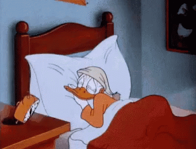 Buenos Dias Alarma Susto Cama Pato Donald GIF - Donald Duck Good Morning Alarm GIFs