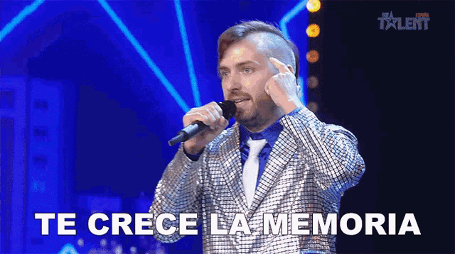 a man singing into a microphone with the words " te crece la memoria " below him