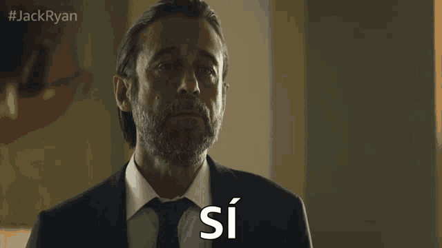 a man in a suit and tie says " si "
