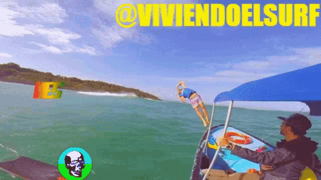 a person riding a surfboard in the ocean with the words @viviendoelsurf