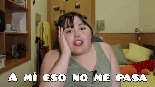 a woman sitting on a bed with the words " a mi eso no me pasa " written above her