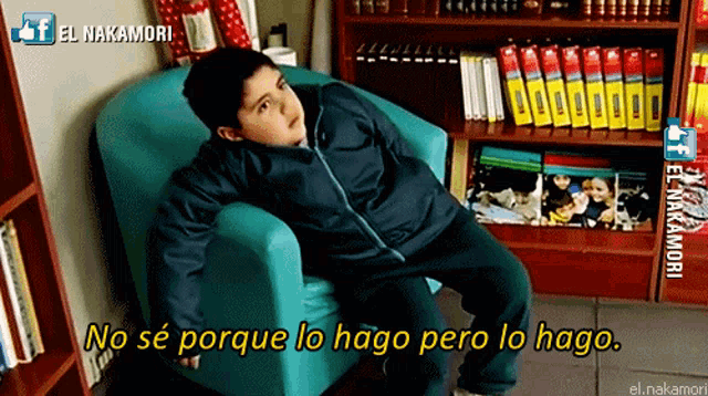 a boy is sitting in a chair with the words " no se porque lo hago pero lo hago " below him