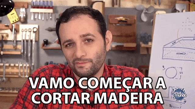 a man in a red plaid shirt says vamos comecar a cortar madeira
