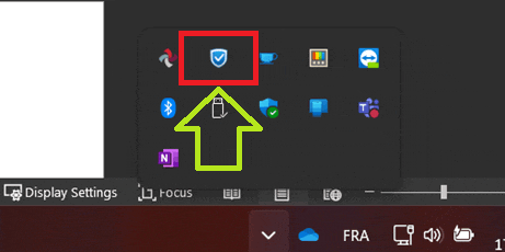 a computer screen shows a display settings window with a green arrow pointing up
