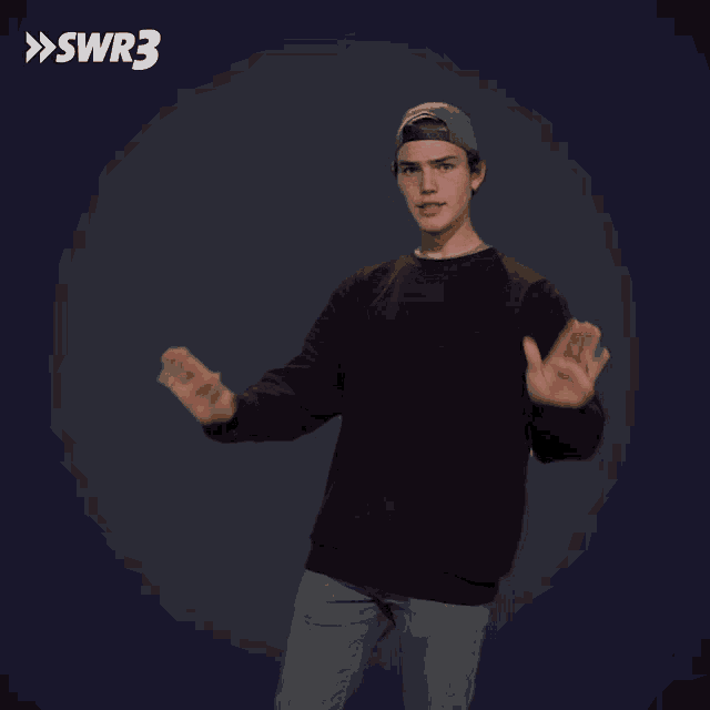 a young man wearing a hat and a maroon sweater stands in front of a blue background with swr3 written on it