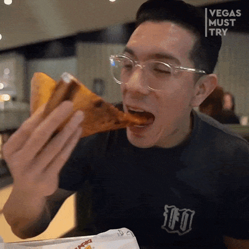 Eating Pizza Jorge Martinez GIF - Eating Pizza Jorge Martinez Vegas Must Try GIFs