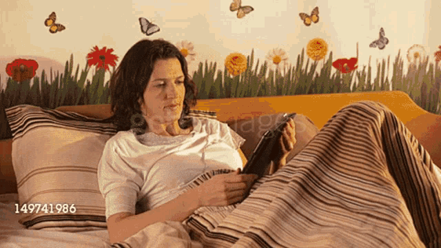 Mom And Daughter Bed Cuddles With Daughter GIF - Mom And Daughter Bed Cuddles With Daughter Cuddling With Daughter GIFs