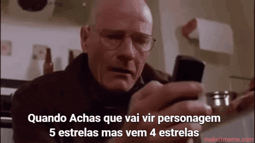 a bald man with glasses is looking at a cell phone with the words quando achas que vai vir personagem 5 estrelas mas vem 4