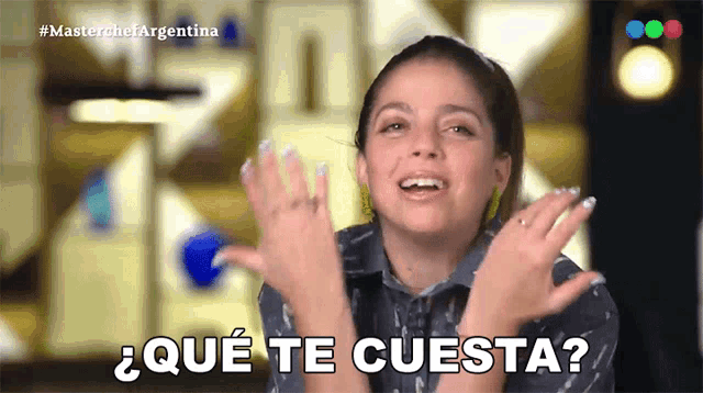 a woman says que te cuesta with her hands up