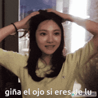 a woman with her hands on her head and the words gina el ojo si eres de lug on the bottom