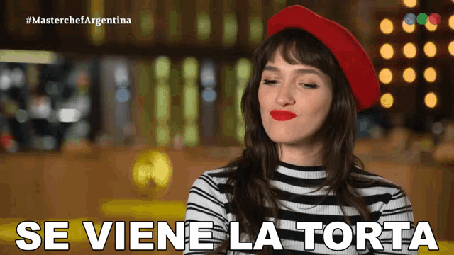 a woman wearing a red beret says se viene la torta in spanish