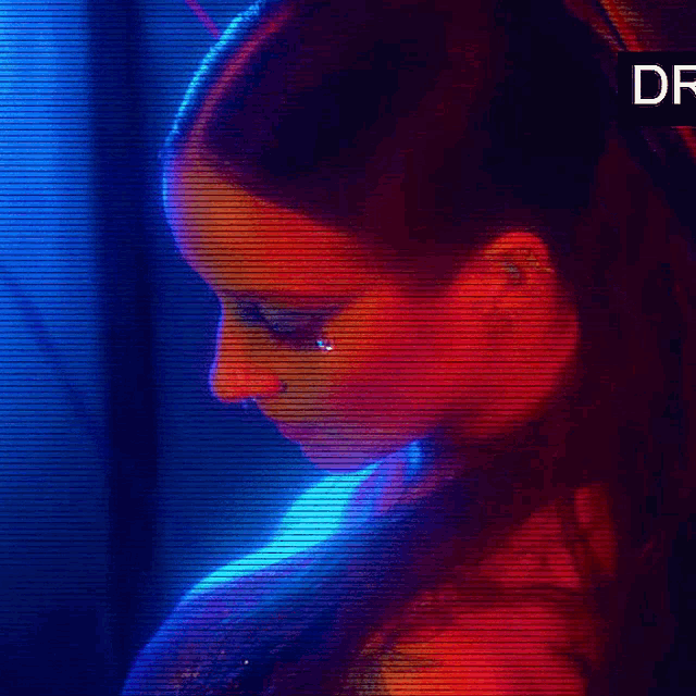 a close up of a woman 's face with the word de in the upper right corner
