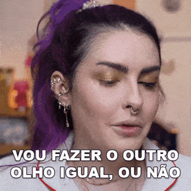 a woman with purple hair says vou fazer o outro olho igual ou nao