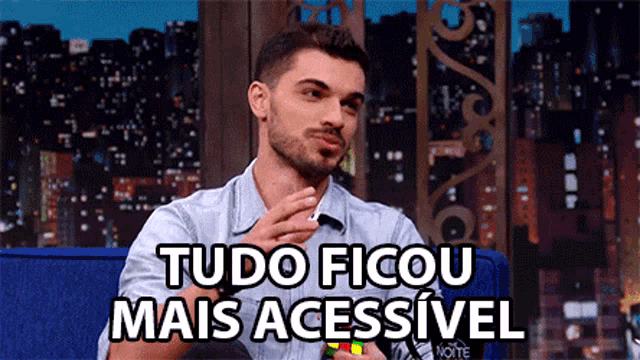 a man sitting on a couch with the words tudo ficou mais acessivel written on the bottom