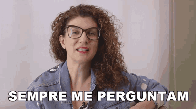 a woman with curly hair wearing glasses and a denim jacket says sempre me perguntam