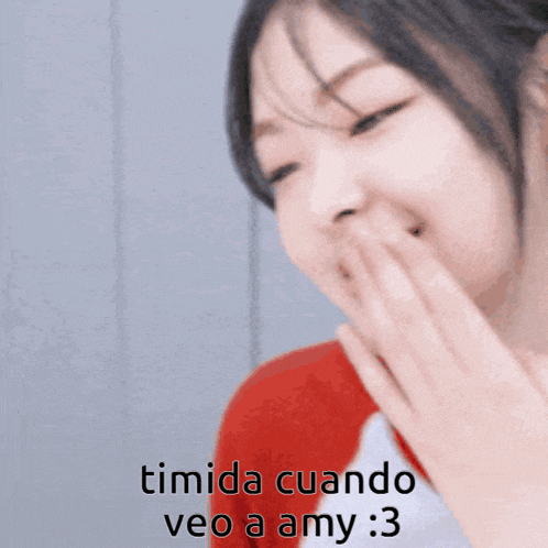 a girl covering her mouth with her hand and the words timida cuando veo a amy 3