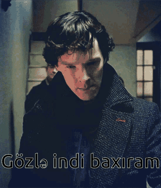 a man wearing a hat with the words gözla indi baxiram written below him
