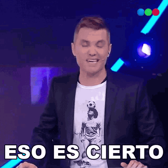 a man wearing a t-shirt with a picture of a soccer player says eso es cierto