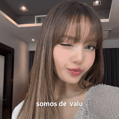 a close up of a woman 's face with the words somos de valu in the corner