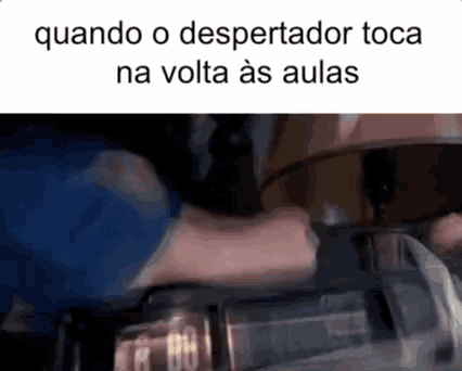 a person is playing a violin in a classroom with a caption that says quando o despertador toca na volta as aulas