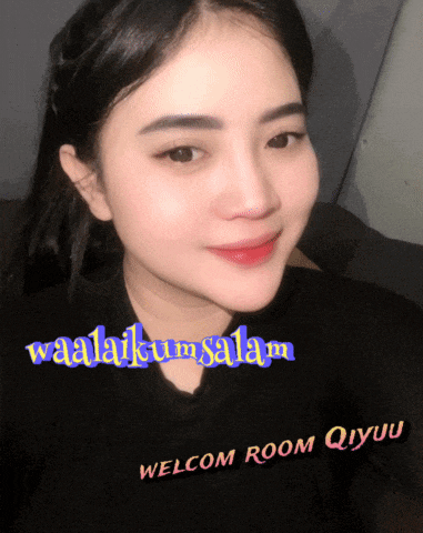 a woman is wearing a black shirt that says welcom room qiyuu