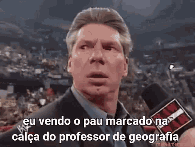 a man talking into a microphone with the words eu vendo o pau marcado na calça do professor de geografia written below him