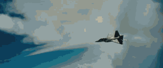 a fighter jet is flying through a cloudy blue sky with chinese writing on the bottom right corner