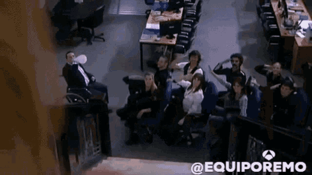 a group of people are sitting in chairs in a room with the word equiporemo on the bottom