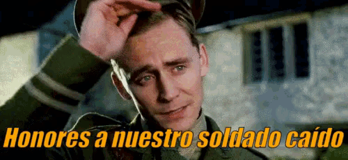 a man in a military uniform has his hand on his head and the words honores a nuestro soldado caido written above him