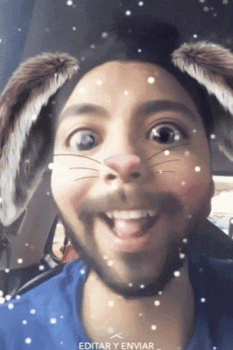 a man wearing bunny ears and a blue shirt with the words editar y enviar below him