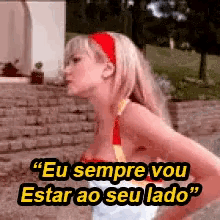 a blonde woman with a red headband says " eu sempre vou estar ao seu lado " in a foreign language