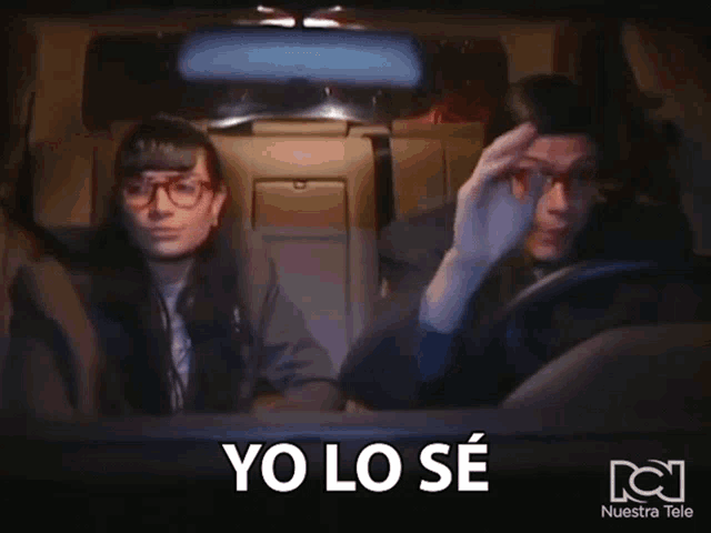 a man is driving a car with a woman sitting in the back seat and the word yo lo se is on the screen