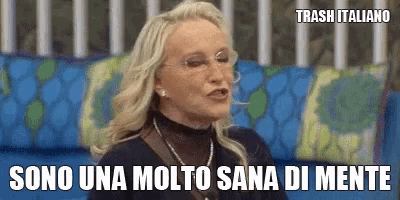 a woman with blonde hair and glasses says sono una molto sana di mente in italian