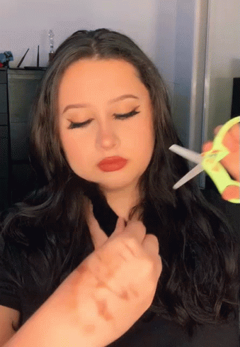 About To Cut Hair Bxbydina GIF - About To Cut Hair Bxbydina Scissors GIFs