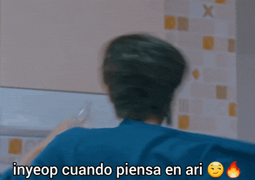 a blurry picture of a person with the words inyeop cuando piensa en ari on the bottom