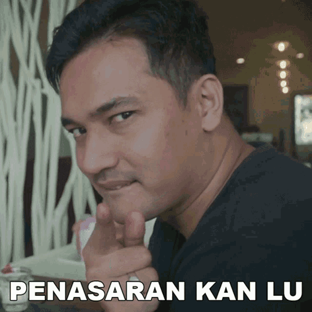 a man giving a thumbs up with the word penasaran kan lu written below him