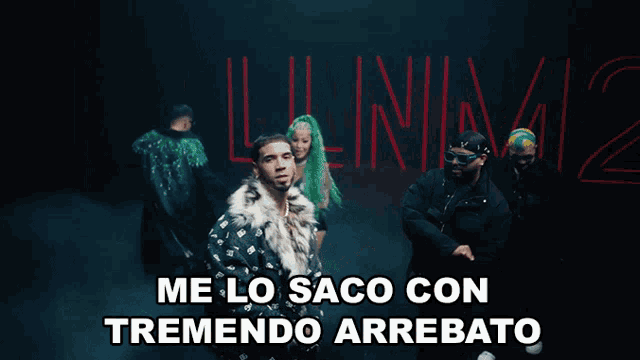 a man in a fur coat with the words me lo saco con tremenda arrebato above him