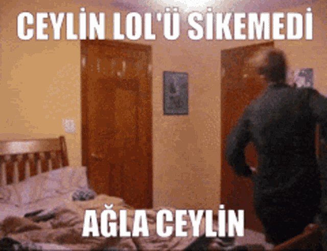 a man standing in front of a bed with the words ceylin lol u sikemedi agla ceylin