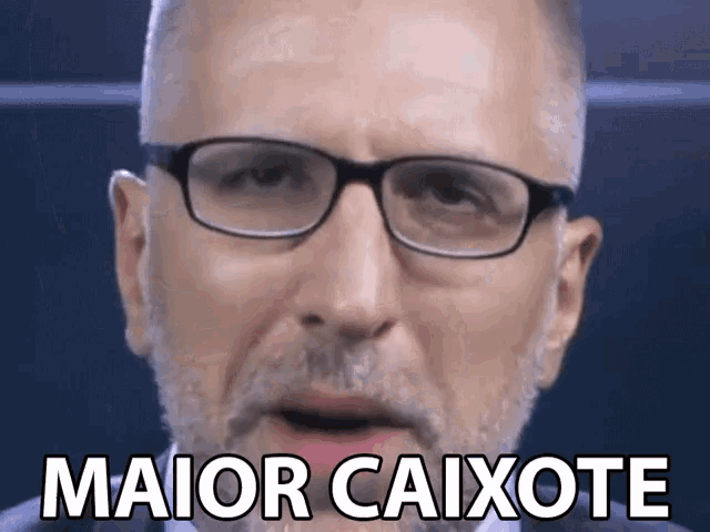 a man with glasses and a beard says maior caixote in white letters