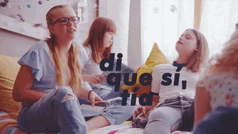 a group of girls sit on a bed with the words di que si
