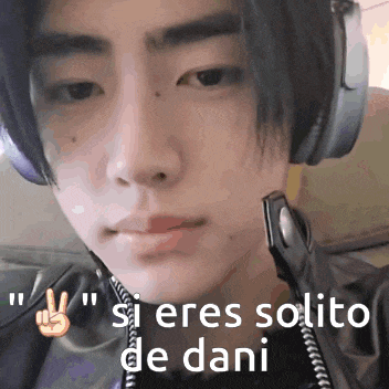 a young man wearing headphones is giving a peace sign and says si eres solito de dani .