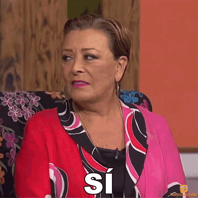 a woman sitting in a chair with the word si written on her face