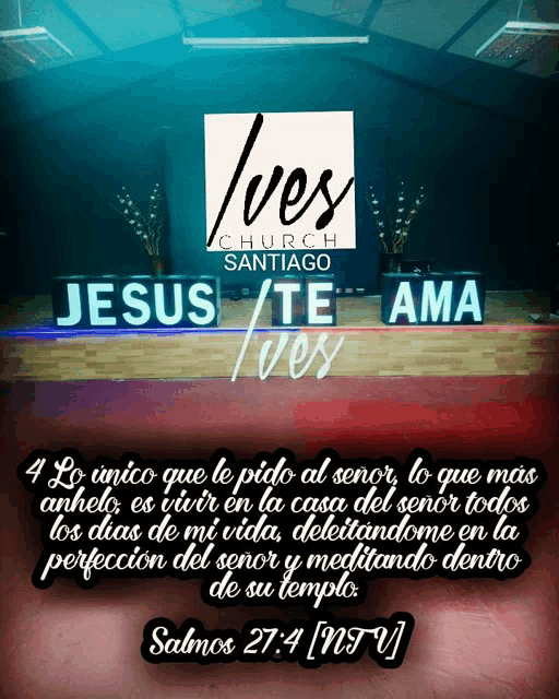 jesus te ama is written in spanish on a sign