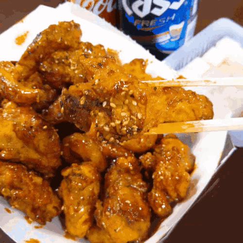 양념치킨 닭다리 젓가락 GIF - Seasoned Chicken Korean Fried Chicken Yangnyeom Chicken GIFs