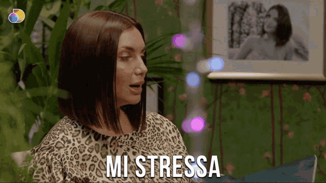 a woman in a leopard print shirt says mi stressa