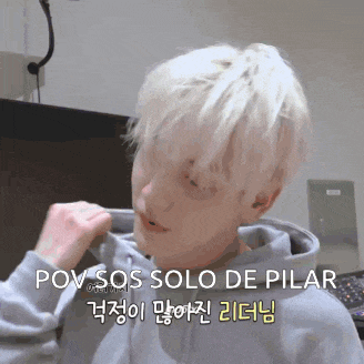 a man with white hair is wearing a grey hoodie with the words pov sos solo de pilar on the bottom